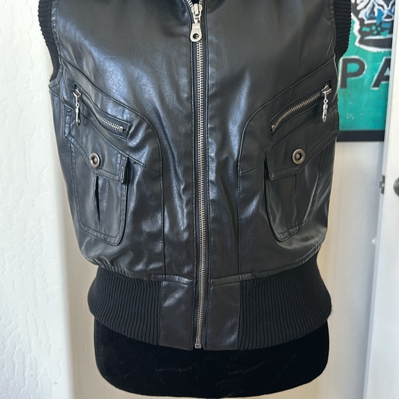 NWOT Neu Look Black Vegan Leather Bomber Vest With Faux Fur Collar Size L - Picture 4 of 13
